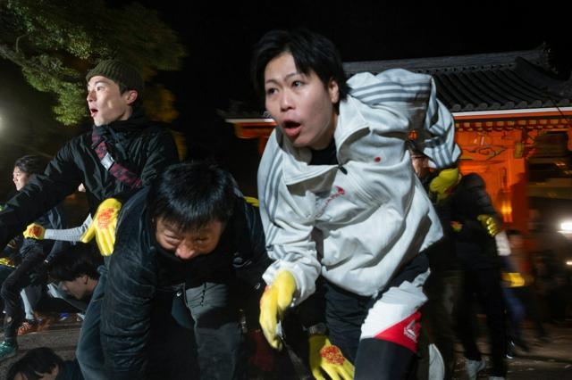 西宮神社の開門神事で一斉に駆け出す参加者たち=2025年1月10日午前6時、兵庫県西宮市、伊藤進之介撮影