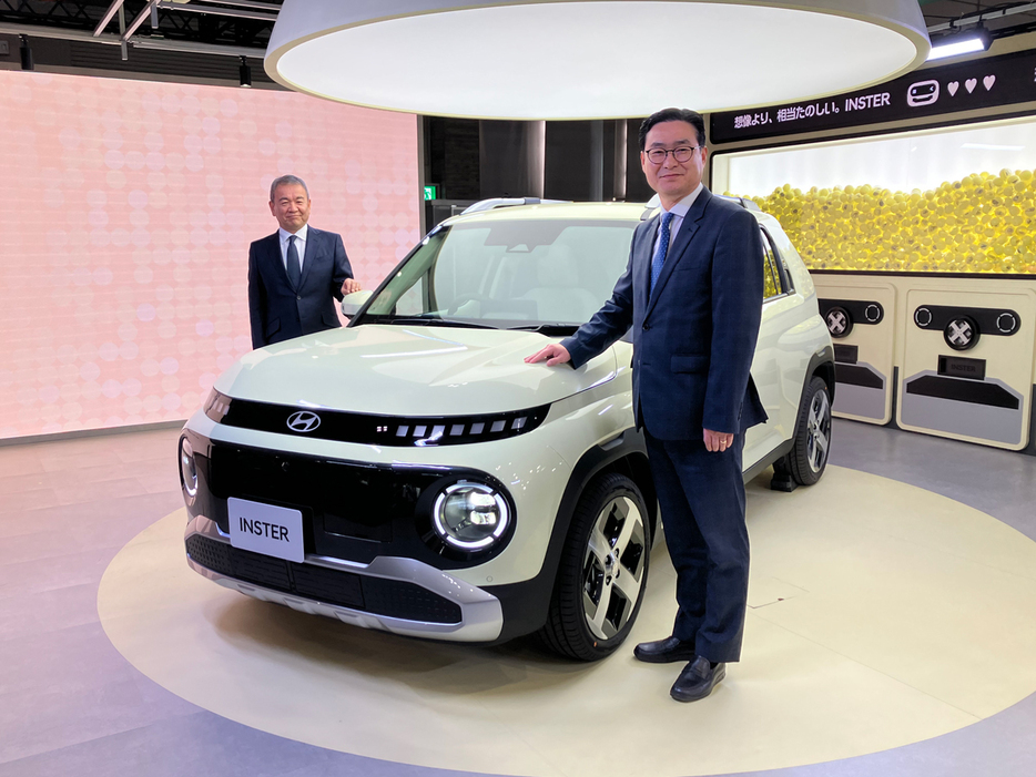 東京オートサロンで発表されたヒョンデのスモールＥＶ「ＩＮＳＴＥＲ（インスター）」＝１０日、千葉市