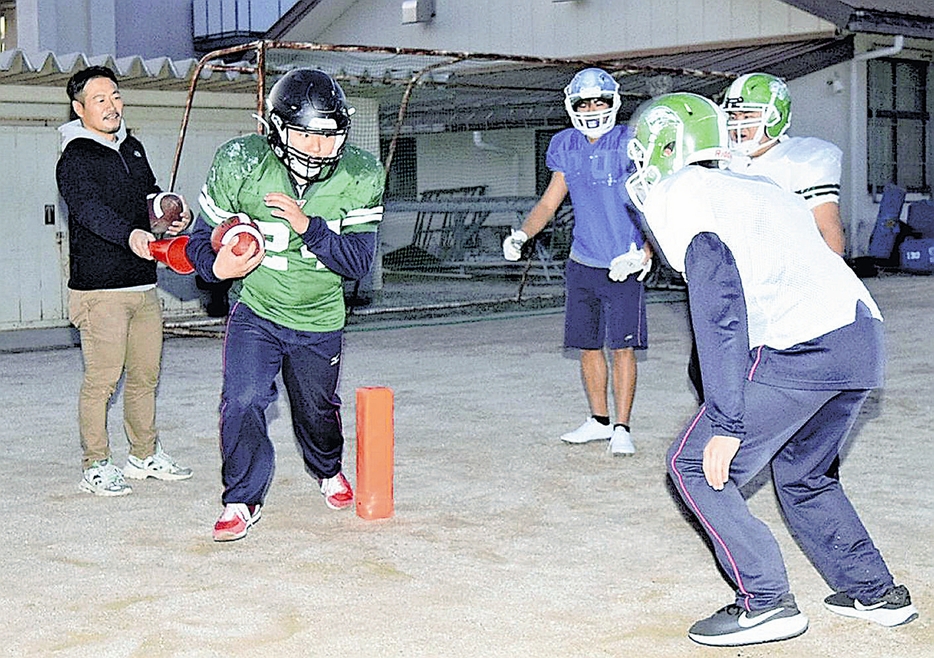 単独チームでの試合を目指し練習に励む選手ら（昨年12月12日、滋賀県長浜市で）