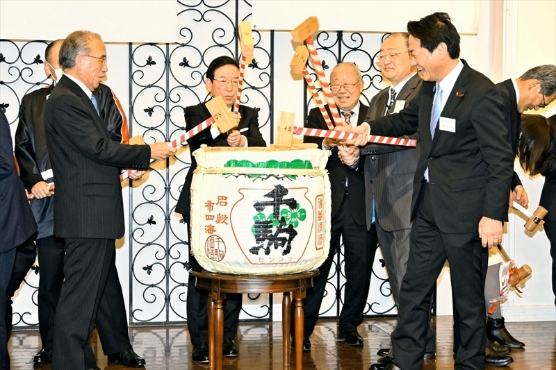 鏡開きで新年を祝う関係者＝白河市