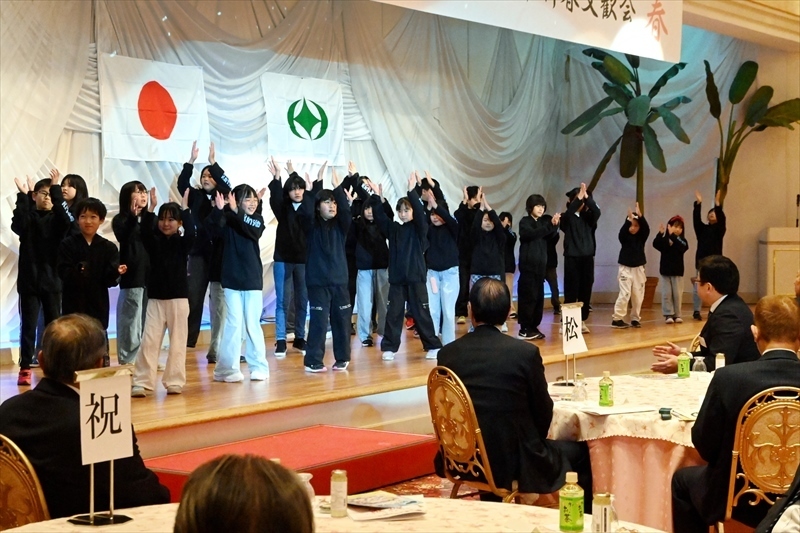 ダンスなども披露された新春交歓会＝田村市