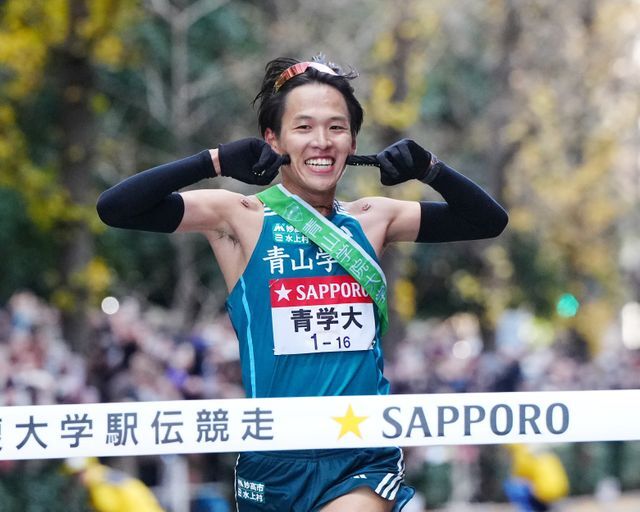 優勝のフィニッシュテープを切った青山学院大学1年生の小河原陽琉選手(写真：日刊スポーツ/アフロ)