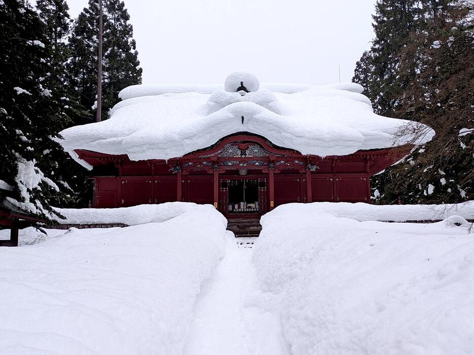 屋根に積雪が見られる高照神社の拝殿