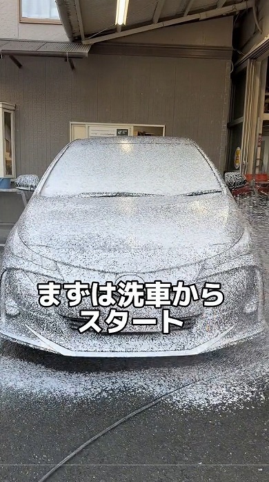 プリウス各所を丁寧に洗車していきます