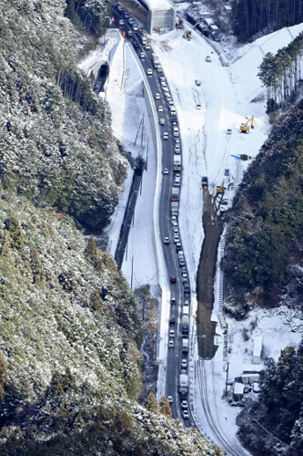 雪のため渋滞する国道１６９号（１０日午前１０時２７分、奈良県高取町で、読売ヘリから）＝大塚直樹撮影