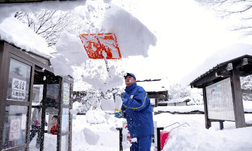 山形県鶴岡市内では、屋根に積もった雪を下ろす人の姿が見られた（１０日午前９時２９分）＝永井秀典撮影