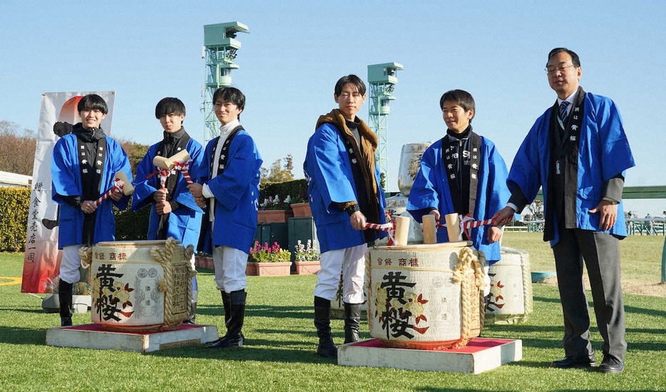 ＜中山競馬鏡開き＞鏡開きに臨む（左から）斎藤新、小林脩、菅原明、宮崎、柴田大ら（撮影・郡司　修）