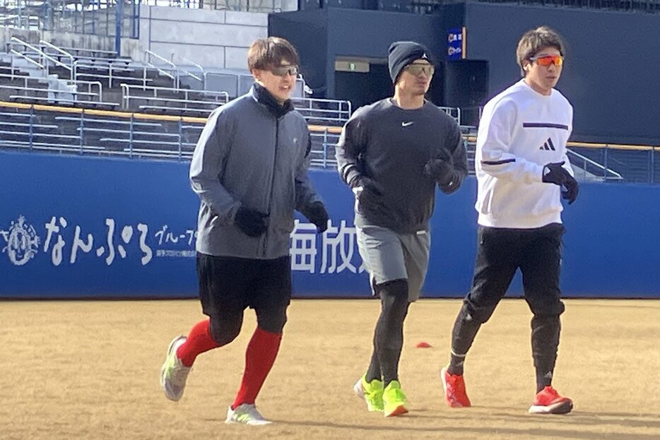 自主トレを公開した広島・小園（左）。中央は阪神・坂本、右はヤクルト・山田