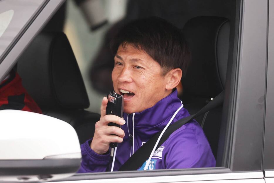 車から声をかけつづけた藤田敦史監督（代表撮影）