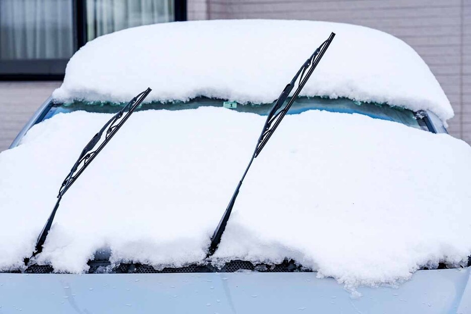 降雪に伴いワイパーを立てた状態（画像：写真AC）。