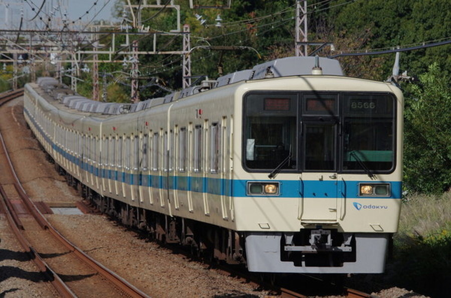 小田急8000形電車（画像：写真AC）。