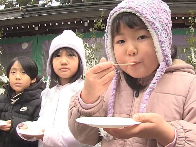 七草がゆを食べる地元の園児＝７日午前、高山市一之宮町、飛騨一宮水無神社