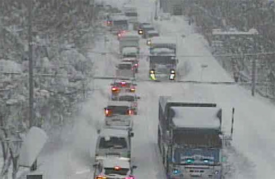 大雪による車両滞留のイメージ。高速道路に並行する国道も同時通行止めとなる場合も（画像：NEXCO東日本）。