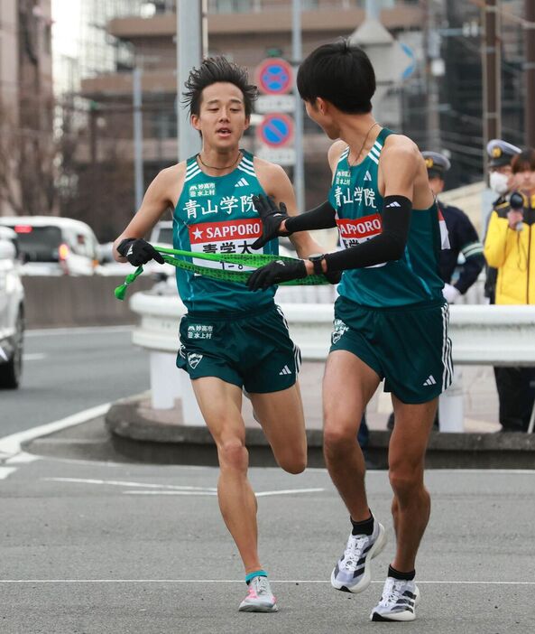 青学大８区・塩出翔太（左）から９区・田中悠登にタスキが渡る　（カメラ・堺　恒志）