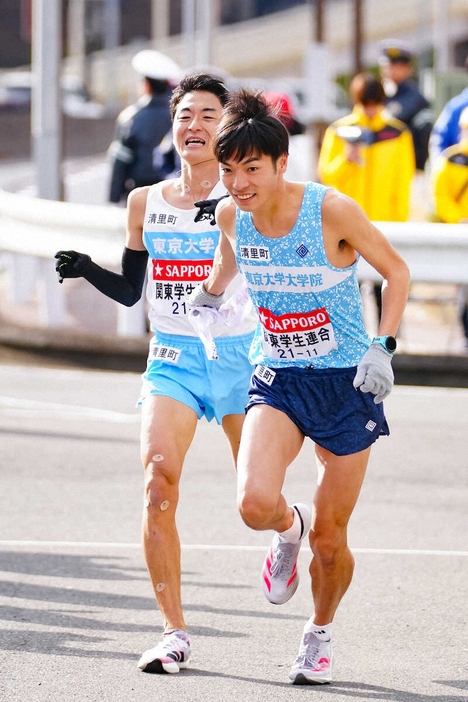 ＜第101回箱根駅伝復路戸塚中継所＞9区・古川大晃（右）にたすきをつなぐ関東学生連合8区の秋吉拓真（撮影・会津　智海）