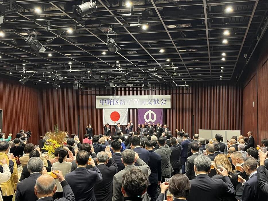 木村広一中野区議会副議長の音頭で乾杯を行う参加者