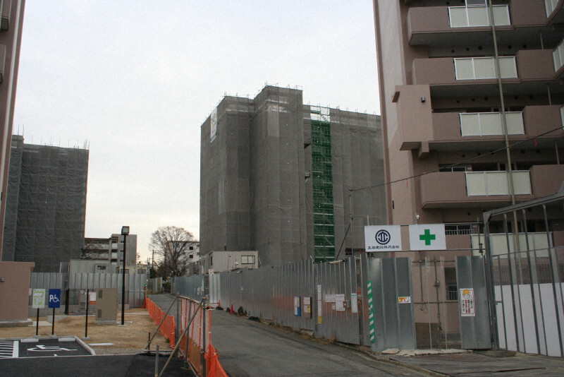 建て替えが進む都営諏訪団地＝東京都多摩市で2024年12月13日午後1時43分、矢野純一撮影