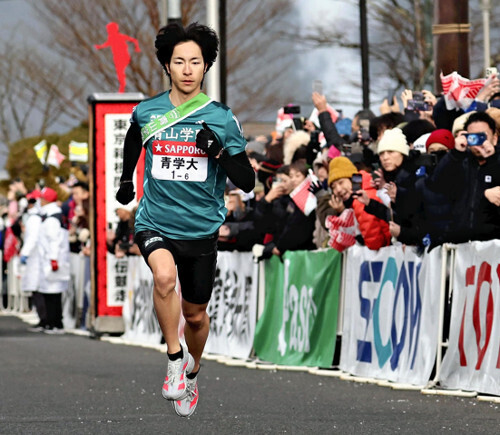 スタートする青学大・野村昭夢（３日）＝須藤菜々子撮影