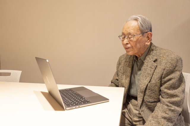 AIとなった野々村と対話をする知久さん。東京大学卒業とあってAI野々村に興味津々だ