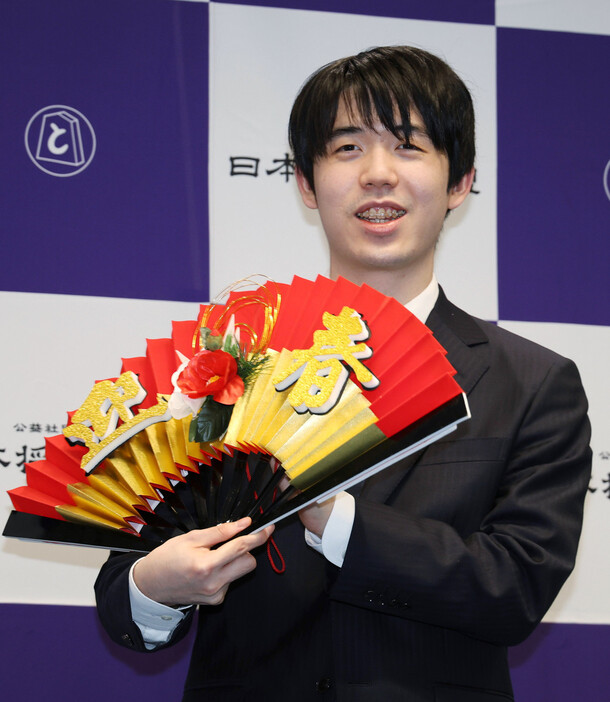 扇子を手に笑顔を見せる将棋の藤井聡太七冠＝１２月６日、東京都新宿区