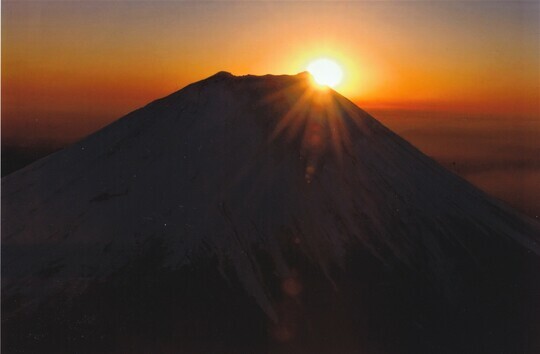 日本人の「信仰の聖地」富士山の初日の出(筆者撮影)