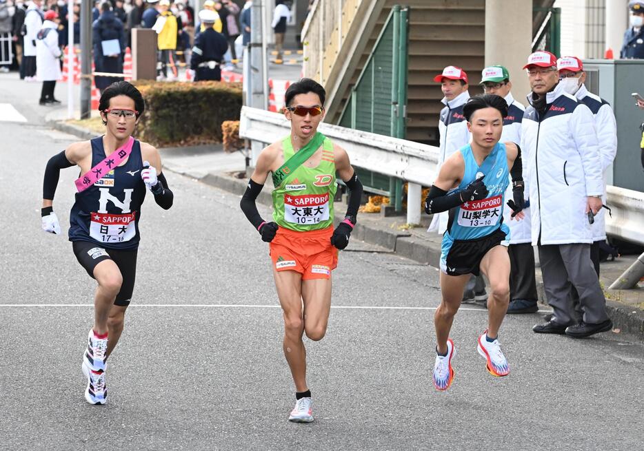 　繰り上げスタートとなった（左から）日大・山口彰太、大東大・庄司瑞輝、山梨学大・土器屋快都（撮影・堀内翔）