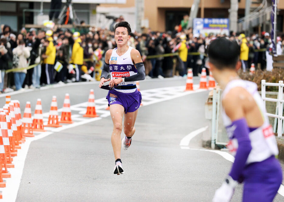 ７区で区間新記録の快走を見せた駒大・佐藤（カメラ・池内　雅彦）