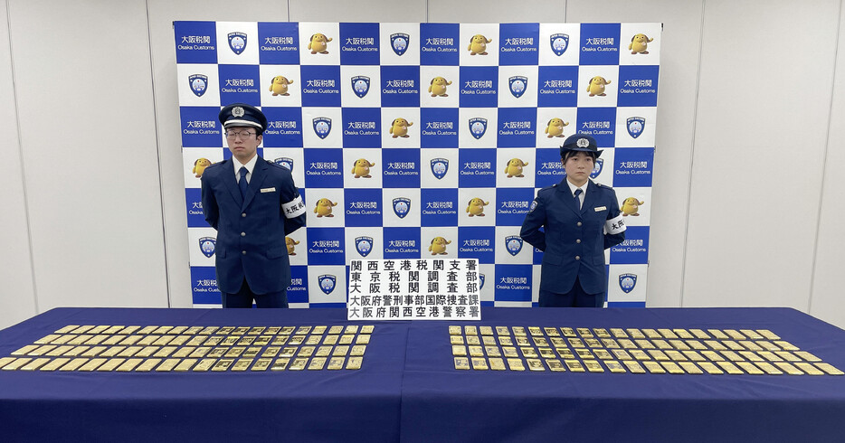 航空貨物で金地金約１６０キロ（約１５億円相当）＝写真＝を密輸入しようとしたとして、大阪府警国際捜査課は９日までに、関税法違反などの容疑で、韓国籍の会社経営者、崔眞晟容疑者（５２）ら５人を逮捕した。