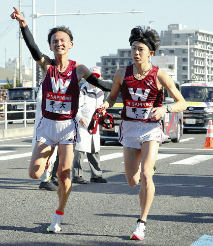 ３区で６人抜きを演じた早大の山口竣平（左）と４区の長屋匡起