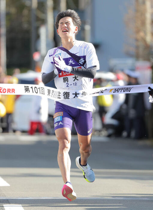 往路４位でゴールする駒大５区・山川拓馬（カメラ・相川　和寛）