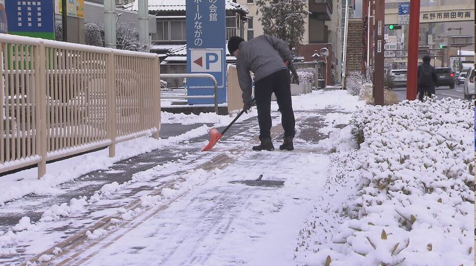 長野市街地で雪かきをする男性