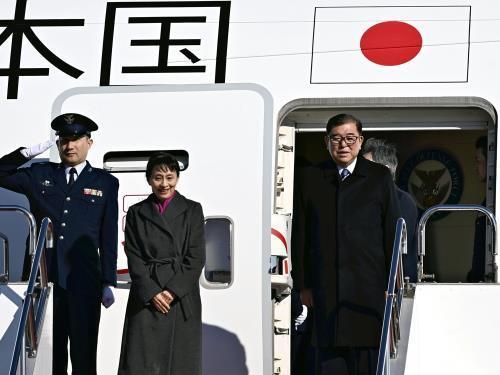 羽田空港を出発する石破首相（右）と佳子夫人（９日午前１０時１５分）＝武藤要撮影