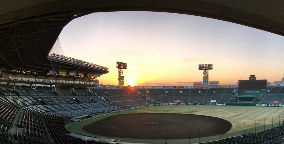 初日の出を迎える甲子園球場（1日午前7時13分撮影）