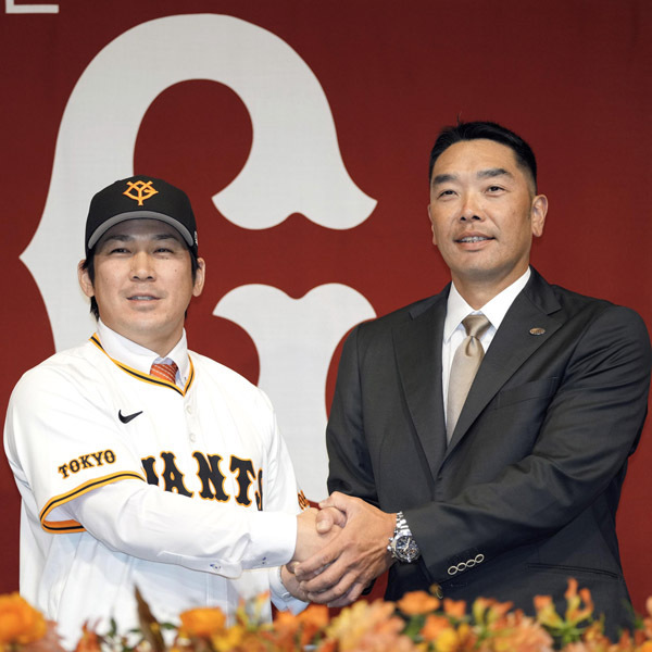 阿部監督と甲斐拓也（Ｃ）共同通信社