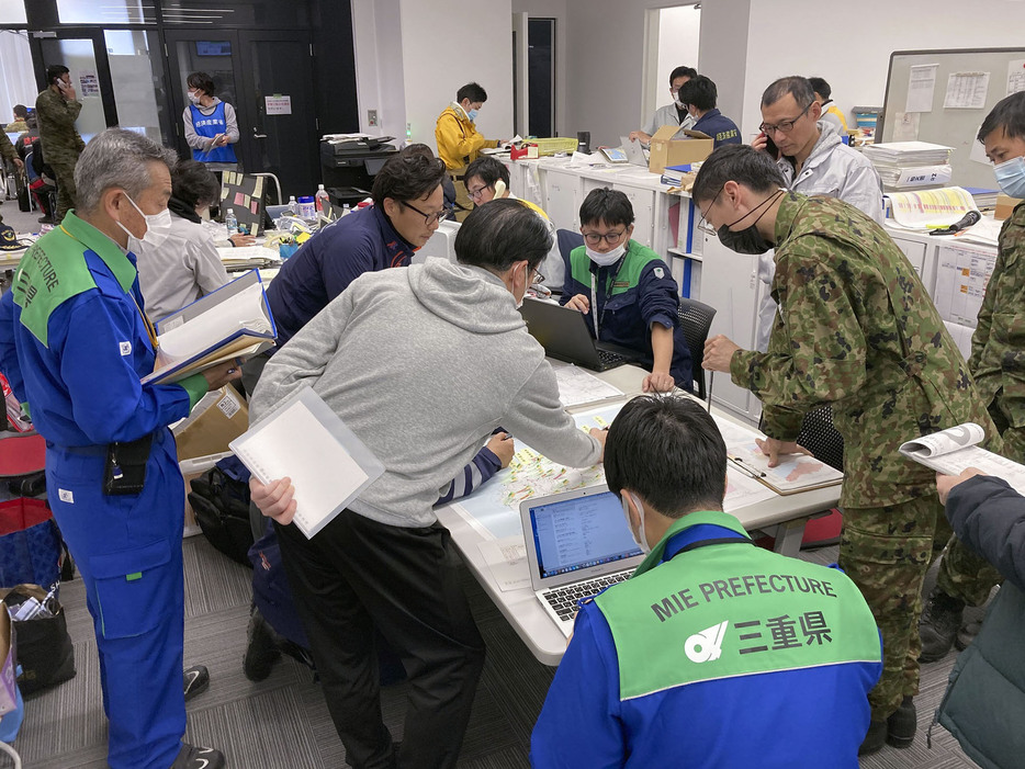 能登半島地震で被災した石川県輪島市役所で、支援の調整に当たる三重県の総括支援チーム＝2024年1月（三重県提供）