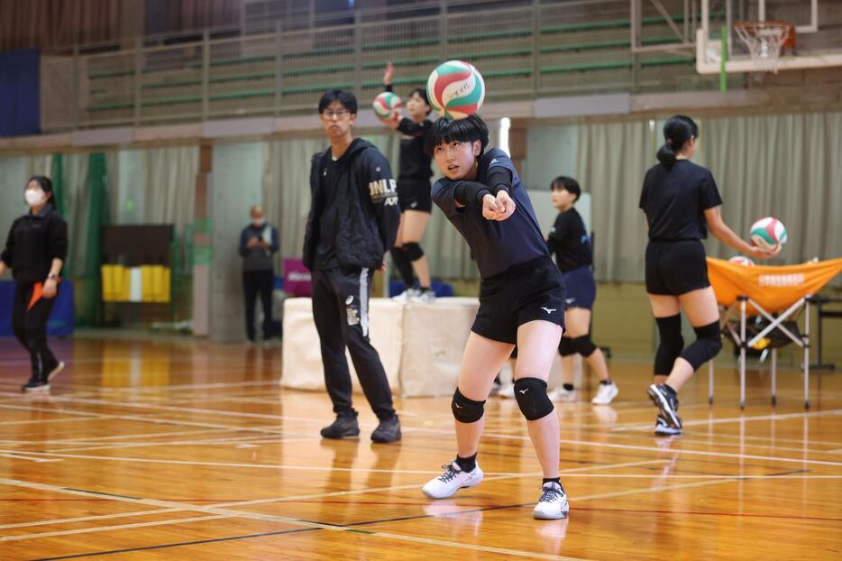 能登に明るい知らせを届けようと、初出場の春高に向けて日々練習に励んでいる。練習を見守るのは三溝克幸監督