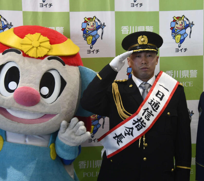 香川県警の「一日通信指令長」を務める巨人浅野翔吾。左は香川県警マスコットの「ヨイチ」（撮影・平山連）