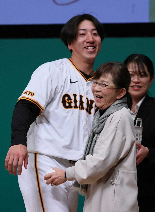 サインボール抽選会で当たったのは小5の担任をハグする巨人・大勢（右）（撮影・井垣　忠夫）