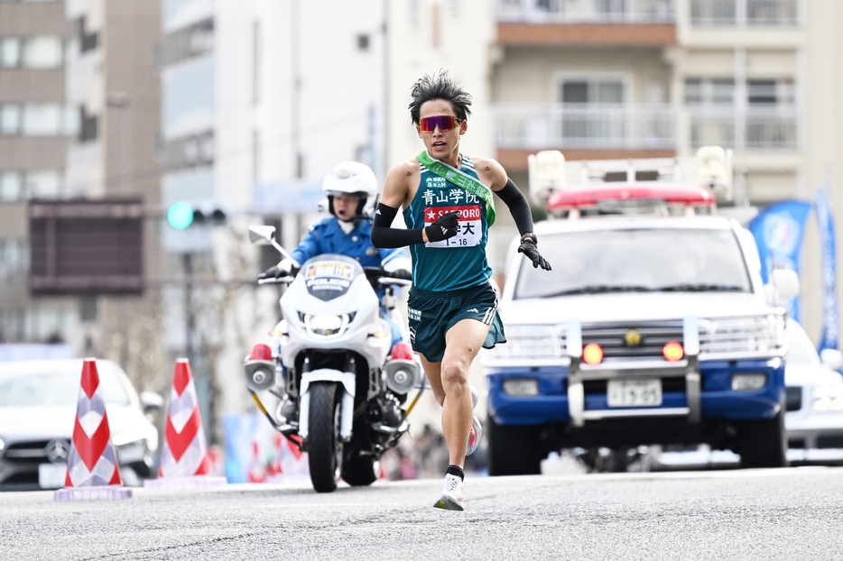 青学大の1年生アンカーの小河原陽琉が力走を見せて2年連続8度目の総合V（写真・アフロ）