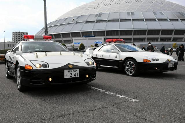 並んで展示される愛知県警（右）と新潟県警の「GTO」パトカー=2025年1月8日、名古屋市東区、高橋俊成撮影