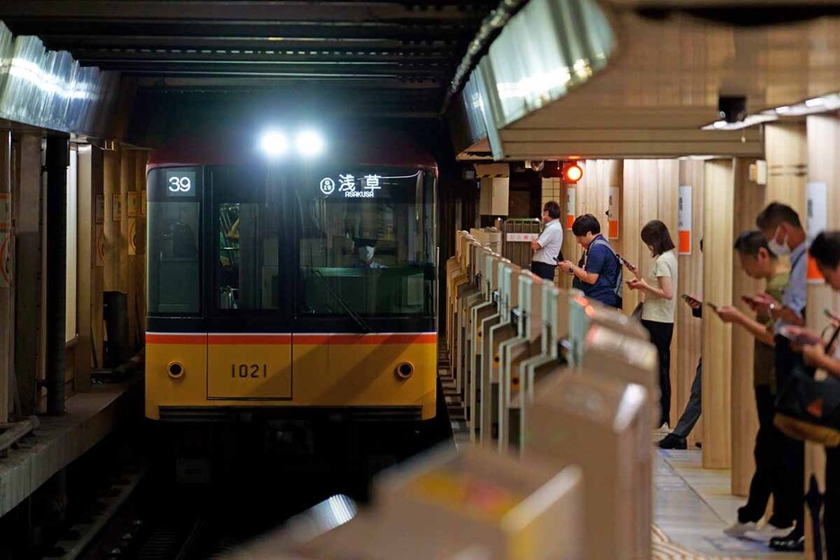 新橋駅に到着する銀座線の列車（画像：Pirlo21 / PIXTA）。