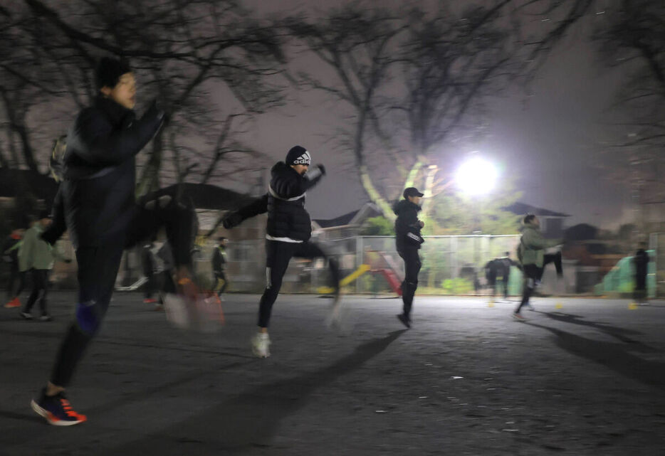 ７日早朝、朝日が昇る前の公園で来年の箱根駅伝に向けて始動した青学大の選手たち