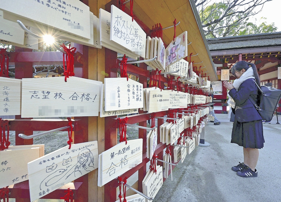 絵馬をかけ、手を合わせる受験生（8日、福岡県太宰府市で）＝木佐貫冬星撮影、画像の一部を修整しました