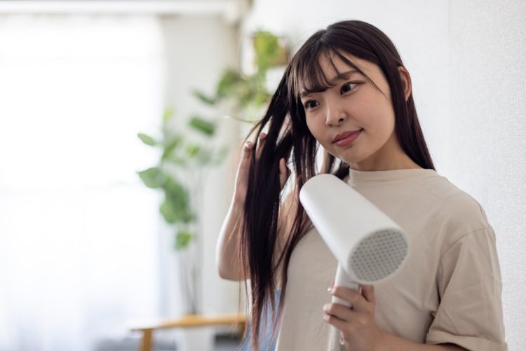 ロングヘアだと「乾かすのが大変」の声も（写真：イメージマート）