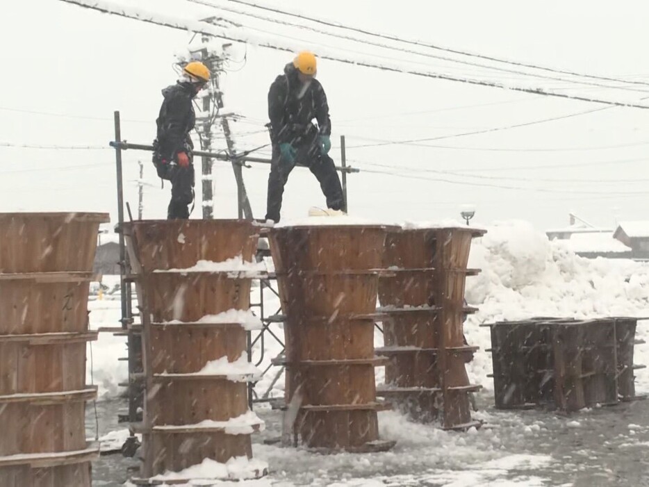 岐阜県飛騨市で始まった「雪像ろうそく」作り