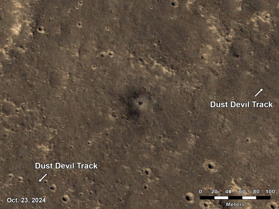 NASAの火星探査機「MRO」の高解像度撮像装置「HiRISE」で2024年10月23日に撮影された火星探査機「InSight（インサイト）」とその周辺の注釈付き画像。矢印で示されているのは塵旋風（Dust Devil）の痕跡