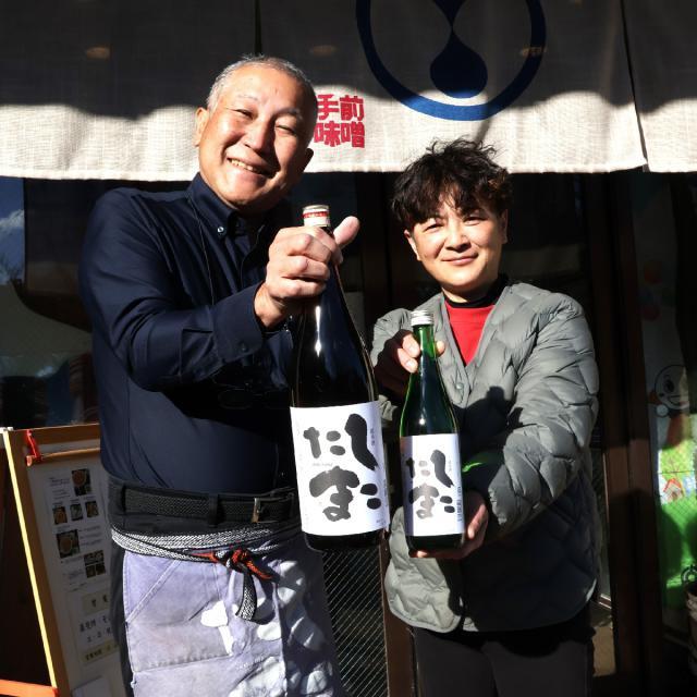 国富町産米の純米酒「しこたま」を手にする大山憲一郎代表（左）と園田佳代子支配人