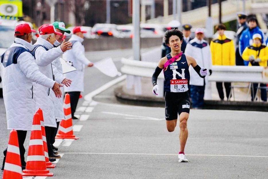 9区・小路翔琉にたすきをつなげなかった日大8区・大橋優（撮影・会津　智海）