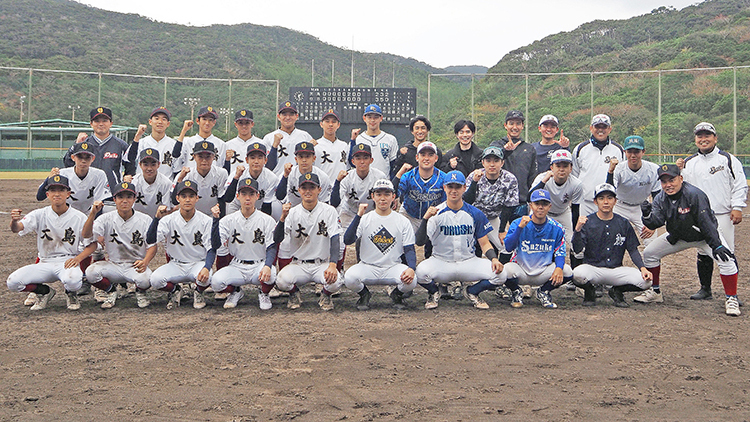 大高野球部の現役部員とOBが交流戦で親睦を深めた