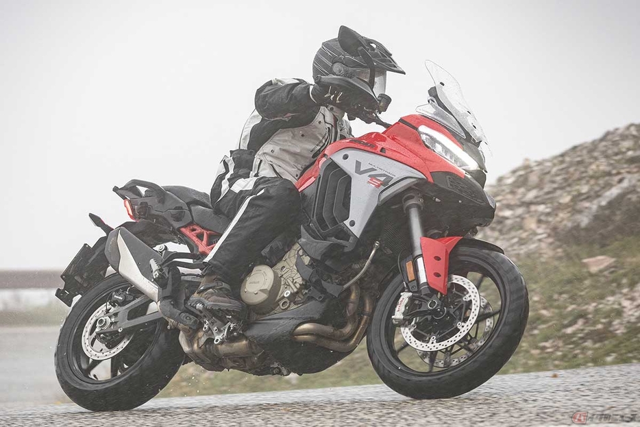 ドゥカティ新型「Multistrada V4 S」（2025年モデル）に試乗する筆者（ケニー佐川）